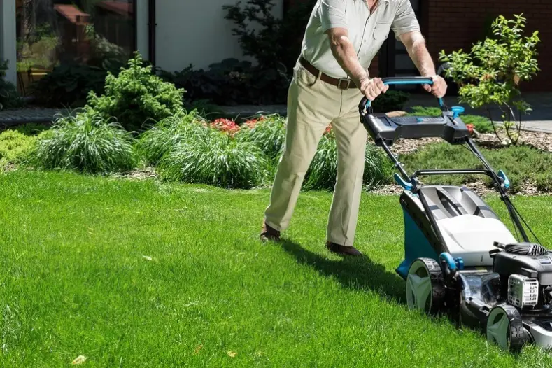 How to Mow a Lawn in Hartford, CT