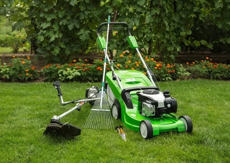 Lawn Mowing in Hartford, CT - Landscaper